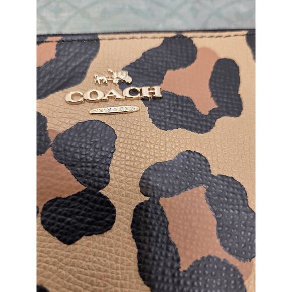 Coach Corner Zip Wristlet CBP22 Gold Black Leopard Print Pebble Leather - Picture 3 of 8